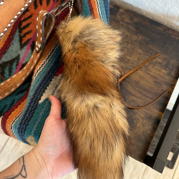 Saddle blanket bag with coon tail and custom leather strap - Picture 4 of 7